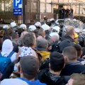 Incident na ulazu u zgradu suda u Novom Sadu: Guranje građana i policije, bačen i suzavac