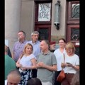„Poverenje se ne stiče batinama, već studentskim, gandijevskim pristupom“: Rektor Đokić na velikom protestu ispred Pravnog…