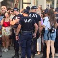 Interventna policija u dvorištu Visoke zdravstvene škole legitimiše studente