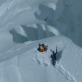 Više od: 1.000 ljudi zarobljeno na visini od skoro 5.000 metara Drama na Mont Everestu: Spasilačke ekipe i meštani pomažu u…