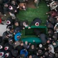 Halida Bešlića u raku spustio sin Dino: Najtužnija scena na sahrani velikog pevača, bio uz njega do poslednjeg dana