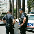Tinejdžer (16) krvavih ruku uleteo u policijsku stanicu: Ubio sam majku i brata! Jeziva porodična tragedija u Parizu. Policija…
