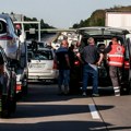 Vrućina deformisala asfalt u Nemačkoj, u Tiringiji vodom hlade kolovoz (FOTO)