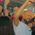 Boban Rajović uprkos nevremenu održao nastup do samog kraja, momci skinuli majice i pevali uglas sa njim