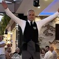 Vlasnik restorana u Čačku kupio nov automobil radniku: Svi plakali od sreće, snimak raspametio Srbiju (video)