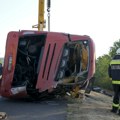 (Foto) Prve slike stravične nesreće u Mađarskoj! Povređene putnike i tela izvlačili ispod autobusa, jezive scene na auto-putu…