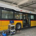 Električni autobusi pune baterije preko guma dok stoje na stanici
