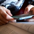 „Nije svaka promena napredak“: Unesko se zalaže za zabranu pametnih telefona u školama