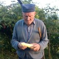 Čudo u plasteniku: Deda Radosav (90) posadio krastavac, a rodilo mu "nešto belo"