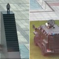 Muškarac se popeo na spomenik i preti da će se razneti bombom! Nezapamćena drama u Varšavi, stigla i policija (video)