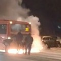Jeziv snimak autobusa koji se zapalio kod Plavog mosta: Vatra guta vozilo na liniji 351