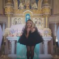 Pop dobio otkaz u crkvi zbog „obnažene“ Diznijeve princeze: Snimila spot u bogomolji, u haljinici igrala oko oltara…