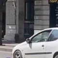 "Prijatelju, jel ono naš točak" Usred vožnje u centru Beograda čoveku odleteo deo sa automobila, samo se zakotrljao (video)