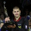 Trenutak za pamćenje - Jokić krunisan i treći put: Srbin podigao trofej "Majkla DŽordana" (video)