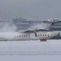 Avion se prevrnuo pri sletanju u Toronto, najmanje osmoro povređenih