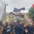 Protest ispred Centralnog zatvora u Beogradu; grupa građana i opozicionara ispred policije u Kraljevu