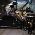 Protestno okupljanje i u Leskovcu, prostorije SNS čuvaju “marice” (FOTO)