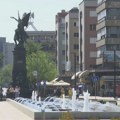 Obezbeđenje metaldetektorom pretresa odbornike pred sednicu Skupštine grada Kruševca