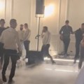 "Povešću drugara, normalan je!" Mladenci iz Srbije tokom prvog plesa neočekivano dobili društvo na podijumu: Ubrzo je usledila…