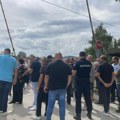 Građani Stanova ponovo blokirali pružni prelaz zbog uklonjene rampe(VIDEO)