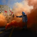 Зашто Французи штрајкују и излазе на улице?