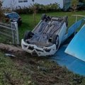 Тешка саобраћајка! Изгубио контролу и улетео људима у двориште: Возач аутомобила повређен код Прељине! (фото)