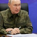 Путин у војној униформи са заповедницима: Руски лидер пажљиво режираним састанком послао поруку Западу