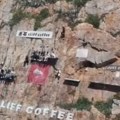 Za ovu šoljicu kafe morate se pomučiti, ali pogled je spektakularan: Lokal na litici, 60 m iznad mora, nosi titulu…