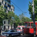 U toku izvlačenje tramvaja koji se zakucao u zgradu, privremeno pušten šinski saobraćaj prema Kalemegdanu
