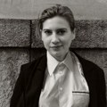 Selena Orb otkriva cenu internacionalne karijere kroz izložbu "Displacement" u galeriji Kolektiv u Beogradu
