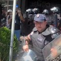 Žandarmerija blokirala prilaze Narodnom pozorištu u Nišu, demonstranti probili kordon
