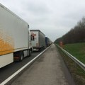Kamioni čekaju i do pet sati na izlazu iz Srbije ka Hrvatskoj