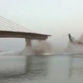 Srušio se most preko reke Gang! Džinovska konstrukcija od tri kilometra se raspala u komade (video)
