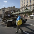 Uništeni ruski tenkovi postrojeni u centru Kijeva