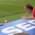 Napao Piksija, pa mu poljubio ruku: Pogledajte reakciju na gol Jovića navijača koji se obratio selektoru Srbije! (video)