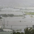 Posle tajfuna upozorenje na poplave i klizišta u Japanu: Vetar pomerao i kamione