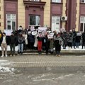 Ispred Fakulteta medicinskih nauka studenti odali poštu nastradalima 1. novembra u Novom Sadu (VIDEO)