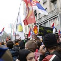 VIDEO: Na građane na protestu u Beogradu sa gradilišta bacani topovski udari i flaše