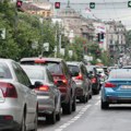 VIDEO Haos u centru Beograda: Nervozni vozači se potukli nasred ulice zbog sirene