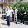 Roditeljima sa tri i više deteta GO Crveni krst uručila po 10.000 dinara