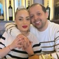 "Brzo će se kajati": Oglasila se 15 godina mlađa supruga pevača nakon što ju je javno nazvao "vaškom"
