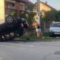 "Čuli smo jak udar i izašli napolje": Žestok sudar u porodičnom naselju u Čačku, jedan auto prevrnut na krov
