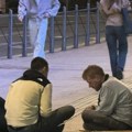 (Фото): Београђанин дао паре просјаку, па сео поред њега на плочник: Сада сви деле ту сцену, а ово је животна прича Ивана са…