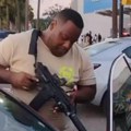 Kao na divljem zapadu! Florida dozvolila javno nošenje oružja: Pogledajte kako čovek isprobava pištolj ispred marketa! (video)…