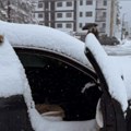 Snimak sa Zlatibora hit na mrežama: Vozač parkirao auto pa zaboravio da zatvori vrata - ujutru ga sačekalo neprijatno…