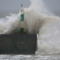 Ogromni talasi odneli turiste u more, broje se žrtve: Vlasti su upozoravale, ali... VIDEO