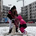 Luna Đogani sa ćerkama pravi Sneška Belića: Devojčice se obradovale snegu u Beogradu: "Jedva smo ga napravile"