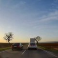 (Video) Tragedija izbegnuta za dlaku! Pogledajte snimak vozača "ubice" s puta Kisač - Rumenka. Ludačko preticanje od kojeg se…