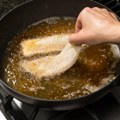 Evo kako Grkinje pohuju ribu, a da ne upije ni kap ulja: Tajna je u jednom sastojku koji svi imamo u kući