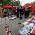 Autobus pun đaka naleteo na kombi; Decu izvlačili vatrogasci